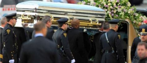 Un Magazine Us Publie Une Photo De Whitney Houston Dans Son Cercueil