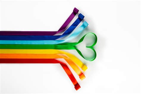 bandera lgbt símbolo del arco iris de las minorías sexuales en forma de cintas de raso foto