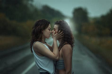 30 lesbian wet kiss photos taleaux et images libre de droits istock
