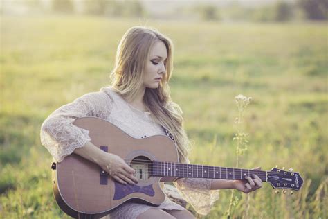 Gambar Rumput Orang Gadis Wanita Gitar Akustik Pemusik Di Luar