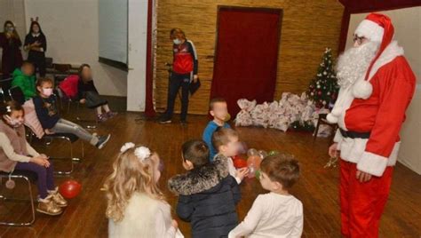 Deda Mraz Obradovao MaliŠane Deca U Krajišniku Dobila Paketiće I