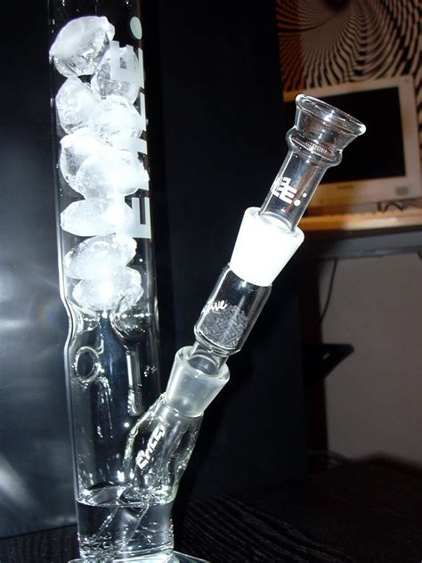 9 Tricks To Smash A Massive Bong Rip Without Coughing Your Lungs Up