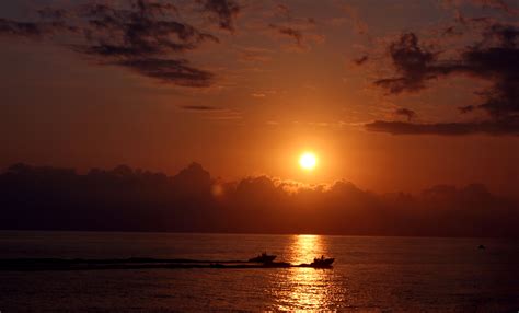 Sunset Glowing Water Reflection Sun Boats Wallpapers Hd Desktop