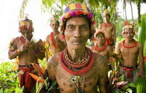 Jika ditelusuri, ada ratusan, atau mungkin saja hampir seribuan suku bangsa yang pernah tinggal dan berkembang di indonesia. Gambar + Nama Pakaian Adat Sumatera Barat dan Keterangannya