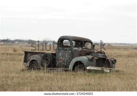 antique truck rusting on prairie 스톡 사진 지금 편집 172424003