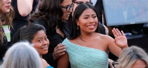 Yalitza Aparicio llega a los Oscar con su madre y capta la atención de