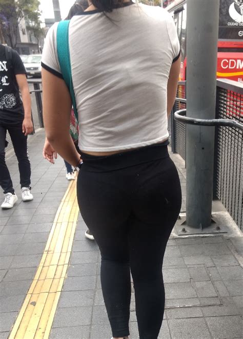 Sexi Mujer Marcando Tanga Pantalones Entallados Mujeres Bellas En La Calle