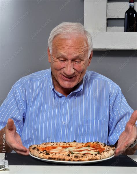 Abuelo Feliz Comiendo Pizza El Anciano Come Pizza Stock Photo Adobe