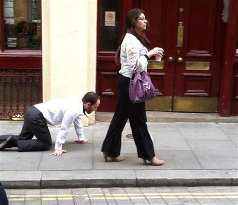 ساره الدريس On Twitter امراة تسحب رجل يمشي على اربع في شوارع لندن اقرأ الخبر الغريب و شاهد