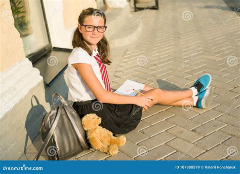 Ladolescente Décolière écrit Dans Un Carnet Filles De Journal Intime Secrets Image Stock