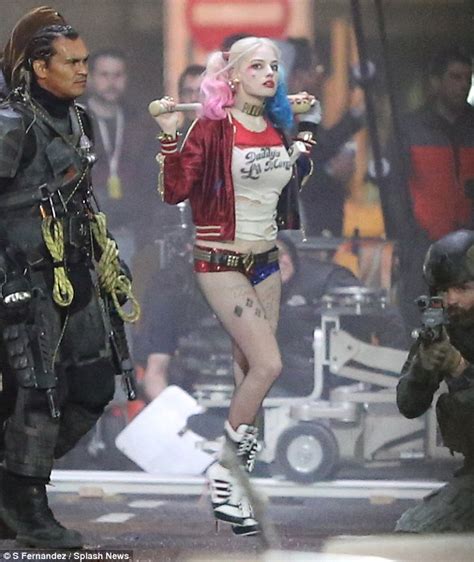 Margot Robbie Transforms Into Harley Quinn On Suicide Squad Set Daily Mail Online