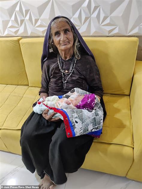 70 летняя женщина из Индии родила первого ребенка