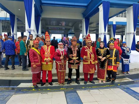 Meriahkan HUT Bombana, Pejabat daerah dan Provinsi Pakai Baju Adat