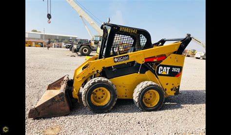 Se Necesita Minicargador Caterpillar Con Taladro Y Brazo De Retro