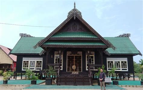 Rumah lamin yang juga merupakan identitas masyarakat dayak di kalimantan timur ini dikenal karena bentuknya yang seperti panggung panjang rumah lamin sebagai rumah adat kalimantan timur memiliki karakteristik atau ciri tersendiri terkait dengan bentuk arsitektur, motis hias, dan fungsi. Rumah Adat Kalimantan Utara (Rumah Baloy), Gambar, dan ...