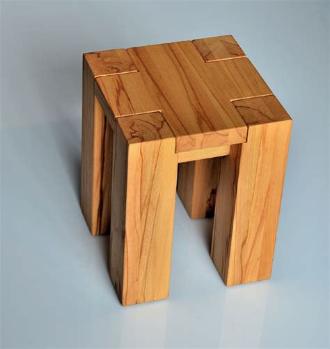 Designhocker aus massivholz sind vielseitig und belastbar. Hocker aus Holz - der massive Hocker TAURUS von vitamin design