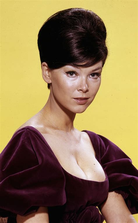 Yvonne Craig Actress Who Played Batgirl Dead At 78 E News Canada