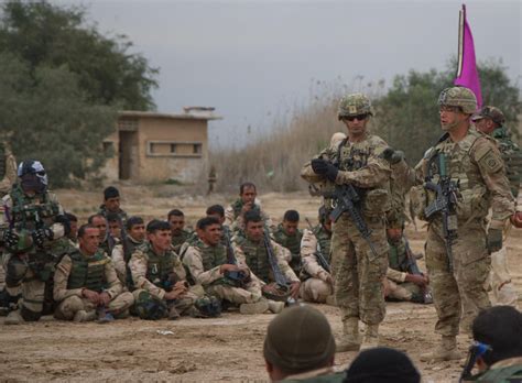 Iraqi Soldiers Greet 82nd Abn Lt Article The United States Army