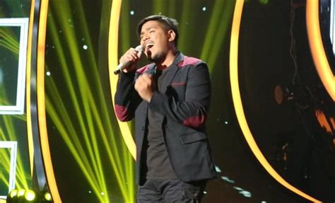 Janganlah kau hanya melihat seorang anak terperangkap dalam mimpi dan fantasi. Tampilkan Lagu 'Lost Star' di 'Indonesian Idol', Maia ...