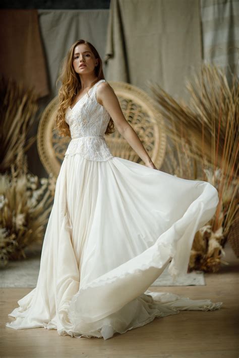Https://wstravely.com/wedding/beige Flowy Wedding Dress