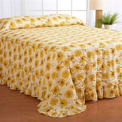 Queen Size Floral Seersucker Bedspread In White And Yellow Sunflower