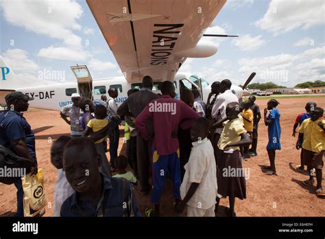 Los Servicios Aéreos Humanitarios De La Onu Avión Aterriza En La Pista