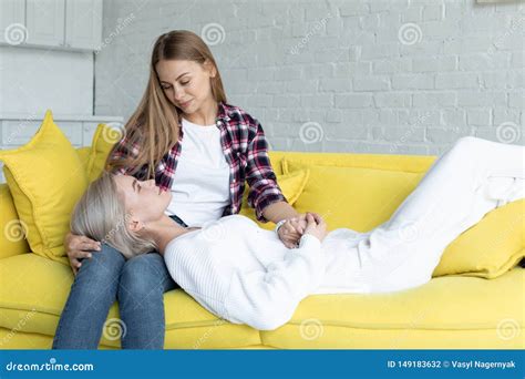 Romantische Lesbische Paare Die Zusammen Zeit Zu Hause Genieen Stockfoto Bild Von Frau