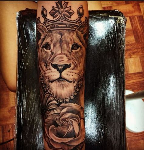 Tribal tattoos were popular back in the '90 and now, they are simply lame. #queen #lioness #tattoo #art | tattoo ideas | Pinterest ...