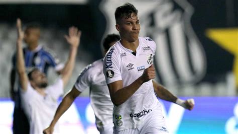 La trattativa con il santos è stata definita, ora si a kaio jorge un contratto fino al 2026 con ingaggio a salire in base al numero di presenze. Calciomercato Napoli, colpo Kaio Jorge: l'agente conferma