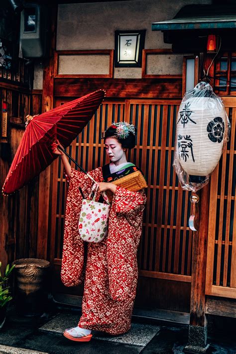 one of the best things to do in kyoto is to go geisha spotting find out this secret place to