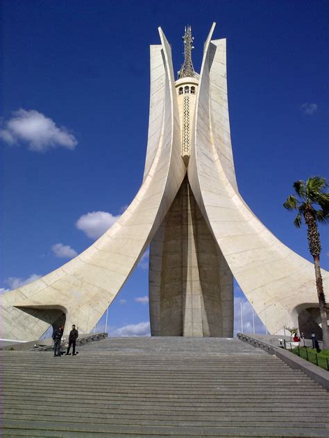 تمتلك الجزائر مقومات سياحية ضخمة على الرغم من انها ليست من الدول التي تخطر على بالنا فوراً عند التخطيط لرحلة سياحية. Sanctuaire du Martyr - مقام الشهيد | Le Sanctuaire du ...
