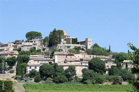 Joucaspetit Village De Provence Dans Le Luberonvaucluse Stock Photo