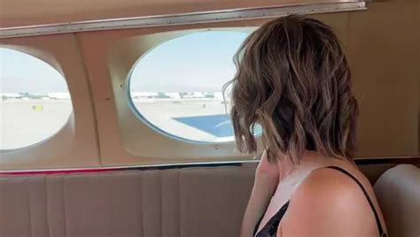 Любительский секс в позе наездницы на борту частного самолета ЧекПорно