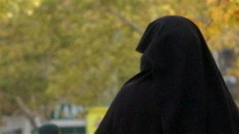 Francia Prohíbe El Uso Del Burka Y El Nikab