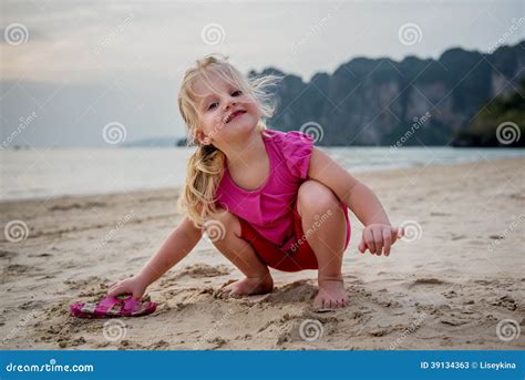 Lustige Jahre Alte Mädchen am Bech Spielen Stockbild Bild von sommer sand