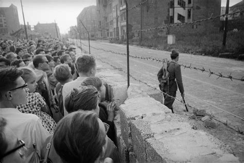 La Mont E Du Mur De Berlin Photos Historiques Rares Et L