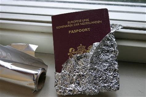 Bent u nederlander en woont u in het buitenland? Zilverfolie en steunfonds tegen biometrisch paspoort