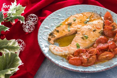 Ho preparato il salmone in padella per la prima volta la scorsa settimana, di solito lo preparo al forno ma ammetto che questa versione con i pomodorini mi è piaciuta particolarmente, un pianto semplice e raffinato. Salmone in padella con pomodorini | Forno e fornelli