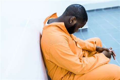 Image Cultiv E De Prisonnier D Afro Am Ricain Dans Des Menottes Derri Re La Prison Photo Stock
