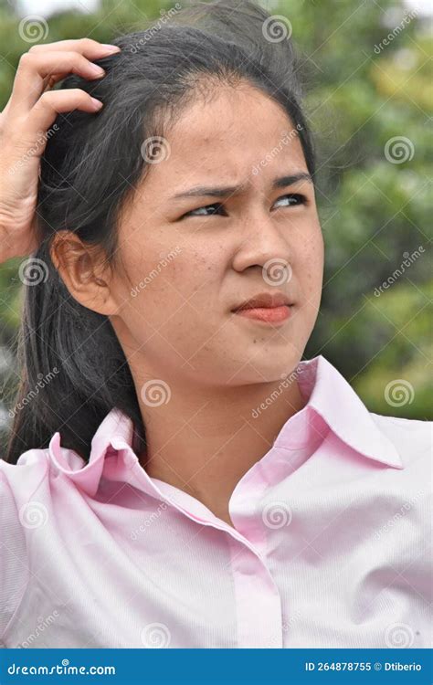 jeune philippin et confusion portant une chemise rose au parc image stock image du chemise