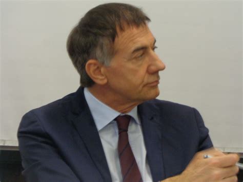 Poco più di un anno fa, l'abbiamo visto nella casa del grande fratello vip, ma sappiamo benissimo che la carriera di michele cucuzza è davvero immensa. Premio al giornalista Rai Michele Cucuzza