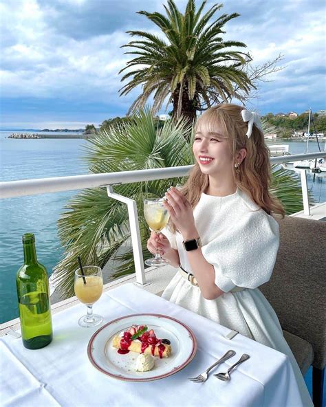 エリンコさんのインスタグラム写真 エリンコinstagram 「🏝🍹🍰🍴 海が眺めれるレストランでお茶したよ🫖💕 すごく静かでのんびりと眺めながら クレープケーキを食べたっ🍽
