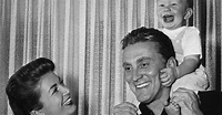 Kirk Douglas avec sa femme Diana Dill et son fils Michael, 1949 ...