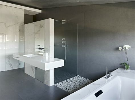 Es gibt tolle bedruckte duschvorhänge aus kunststoff, die kalkabweisend und wasserfest sind. Trennwand Badewanne Dusche : Trennwand Badewanne Dusche ...