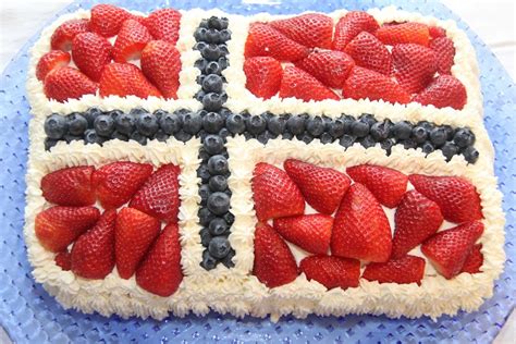 Her er 6 kakeoppskrifter med krem eller is. 17. mai bløtkake - My Little Kitchen
