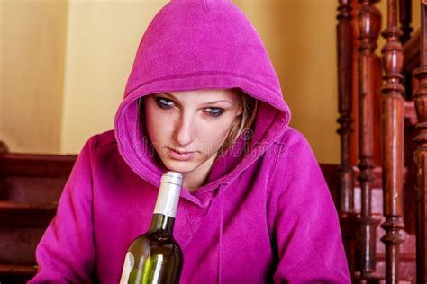 dronken jonge vrouw met fles alcohol stock foto image of kaukasisch frustratie 85992520