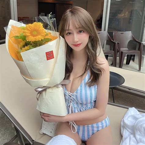 ゆかちんさんのインスタグラム写真 ゆかちんinstagram「ひまわりの花束をもらった🌻🌻♪¨̮⑅⋆｡˚ ･ﾟ🌻 ⁡ ⁡ ⁡ 〝みんなの太陽🌞みたいだね〟 って何人かに言われた