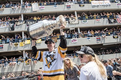 Sidney Crosby Hoists The Stanley Cup At The Penguins 2017 Victory