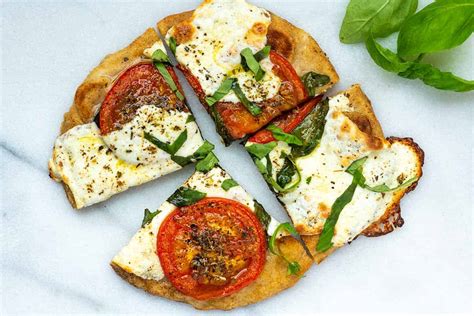 Easy Margherita Flatbread Pizza Recipe