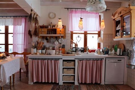 Este tipo de cortinas quedan muy bien para las cocinas, sobre todo en colores. cocina antigua | Decoración cocinas - Kitchen decoration ...